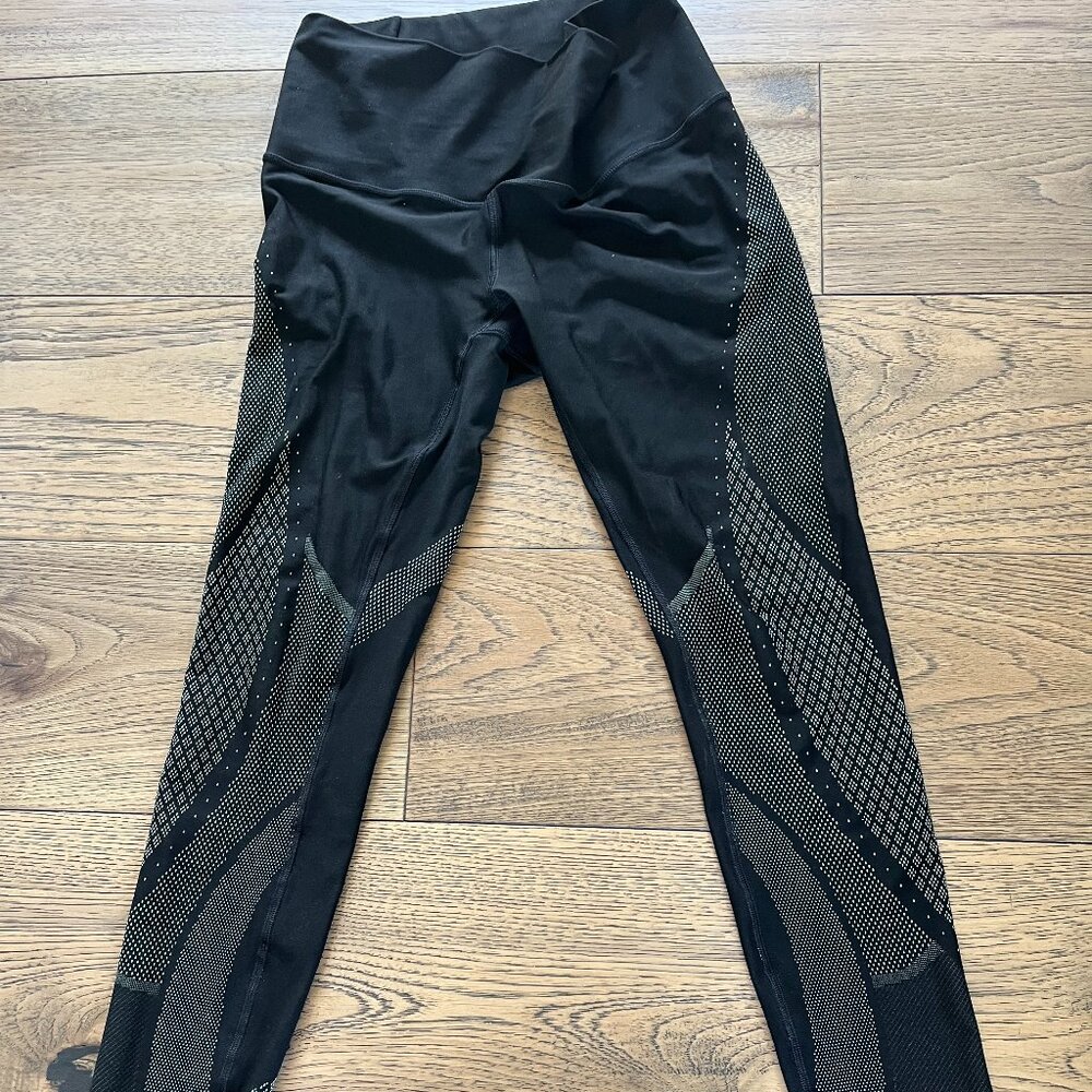 Lululemon Black with geometric design leggings size 8